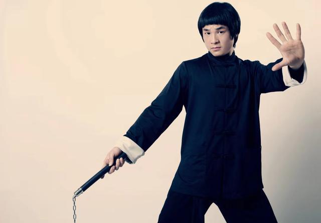 现代李小龙喊话范冰冰：李晨就是个窝囊废，他