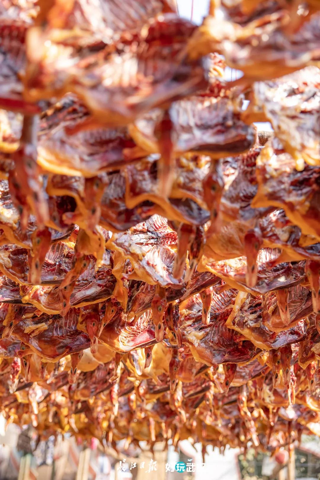 把腊肠和腊鱼串一串，串一个同心圆来过年