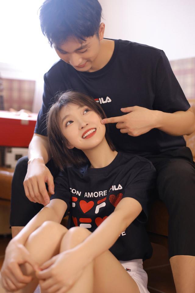 赵琦君给杨凯雯画妆，手法娴熟但效果糟糕，凯雯不气不恼煞是可爱