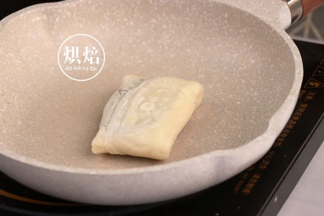 不蒸不烤 糯米糊一煎一包 三分钟一块 撒黄豆粉 香糯绵软 巨好吃