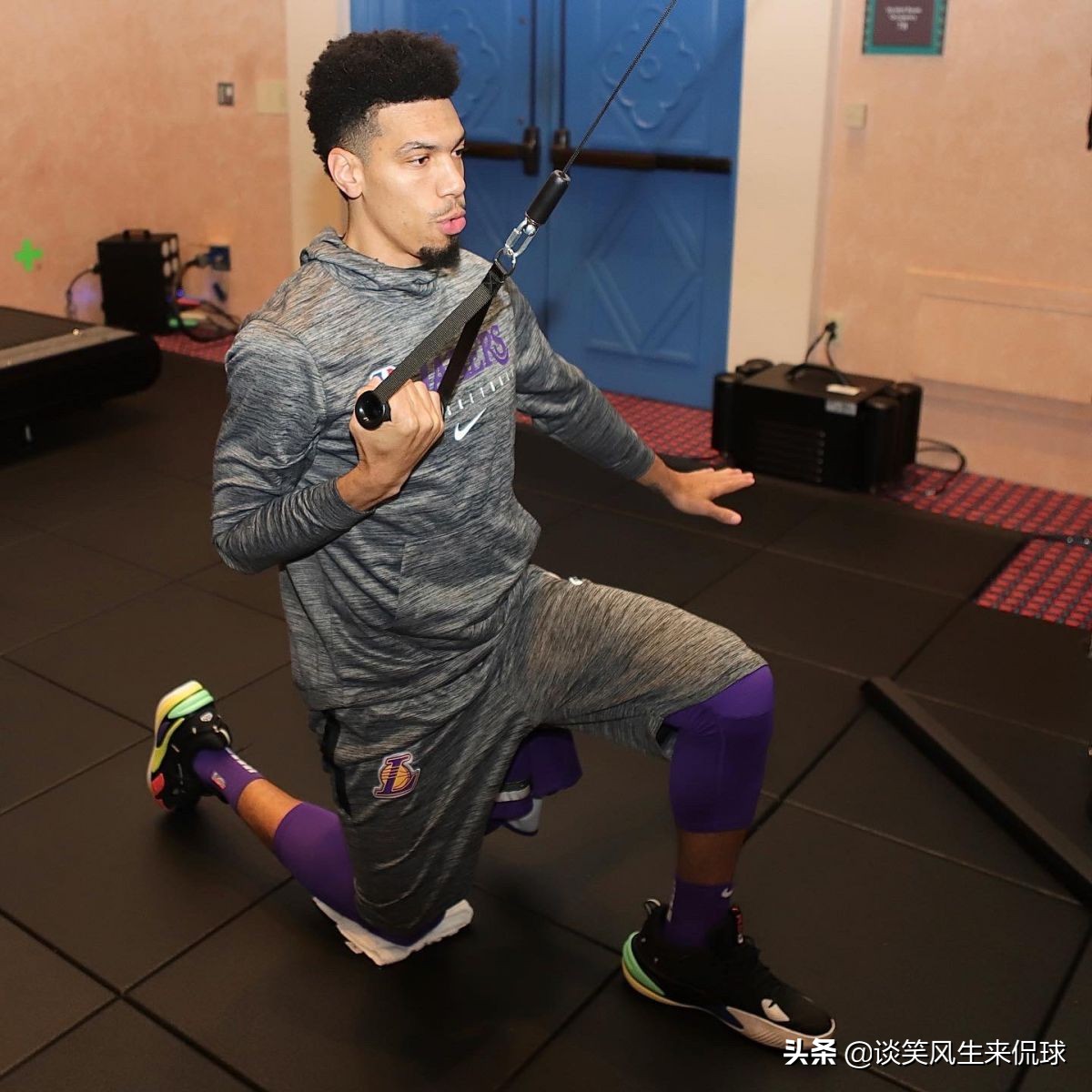 nba球员训练为什么戴耳机(大战快船前！NBA官方晒湖人训练照，詹姆斯戴粉红色耳机太抢镜)