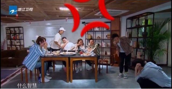 《奔跑吧》蔡小葵出任导游，不料遭“暴打”，