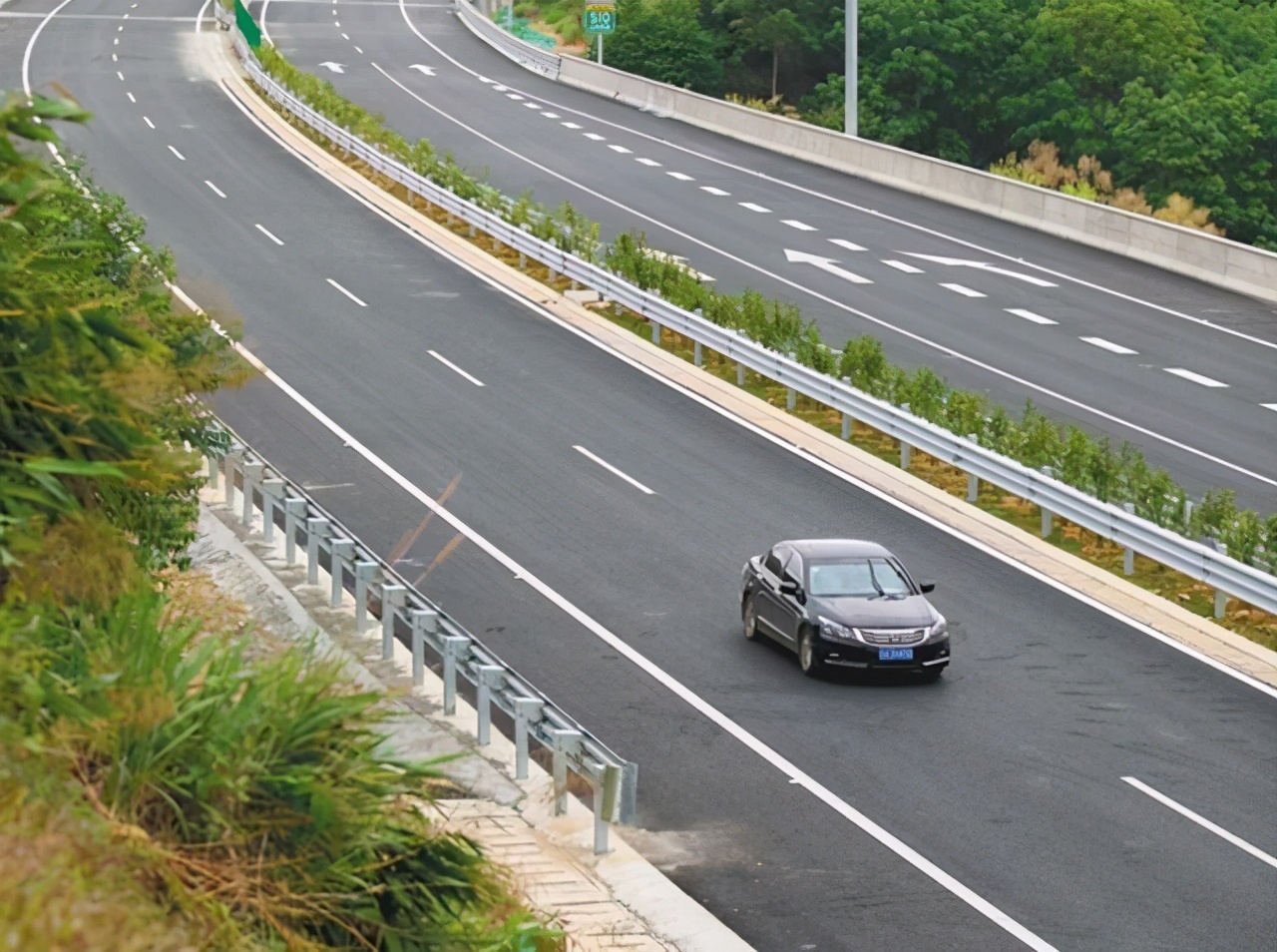 海南一条高速公路通车，长56公里，双向4车道，时速100公里