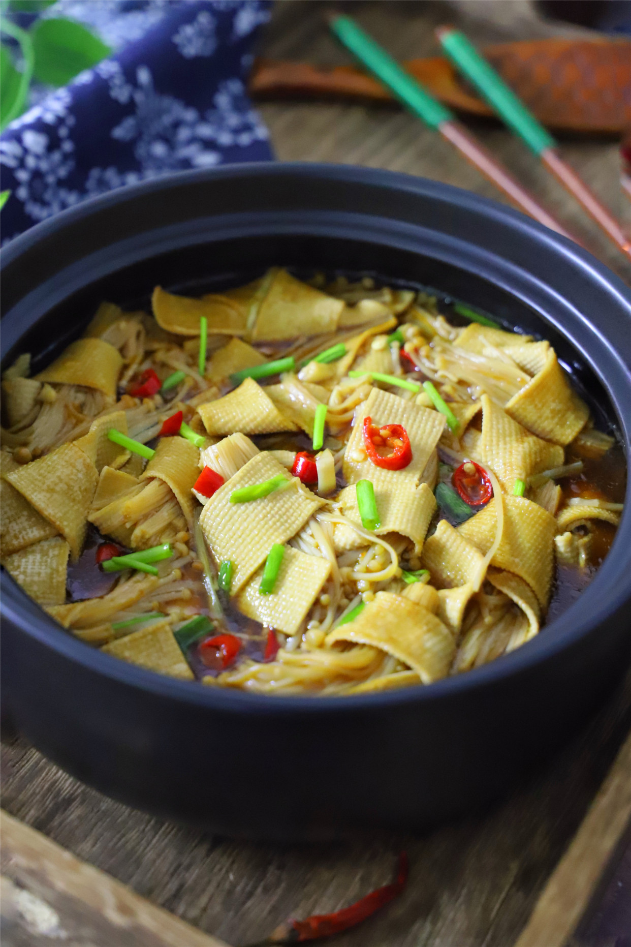 Tofu skin is a way to never tire of eating, add a handful of enoki mushrooms, boil it and cook it better than meat, and it is nutritious and low-fat