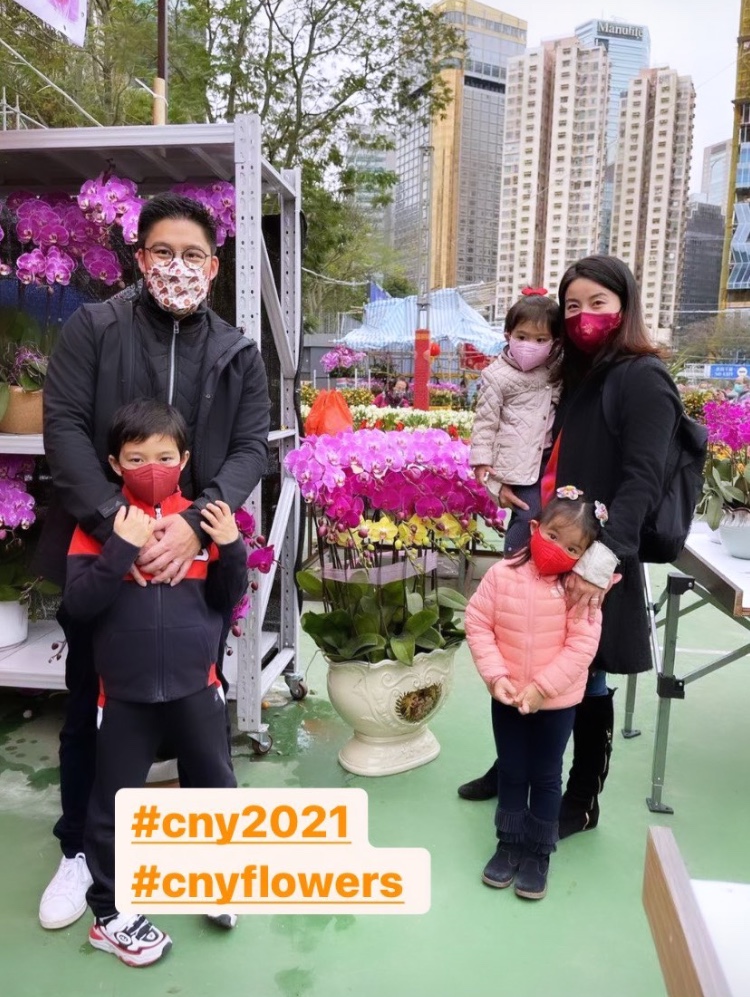 霍啟剛郭晶晶一家逛花市畫面溫馨，大兒子牽著倆妹妹超有哥哥範