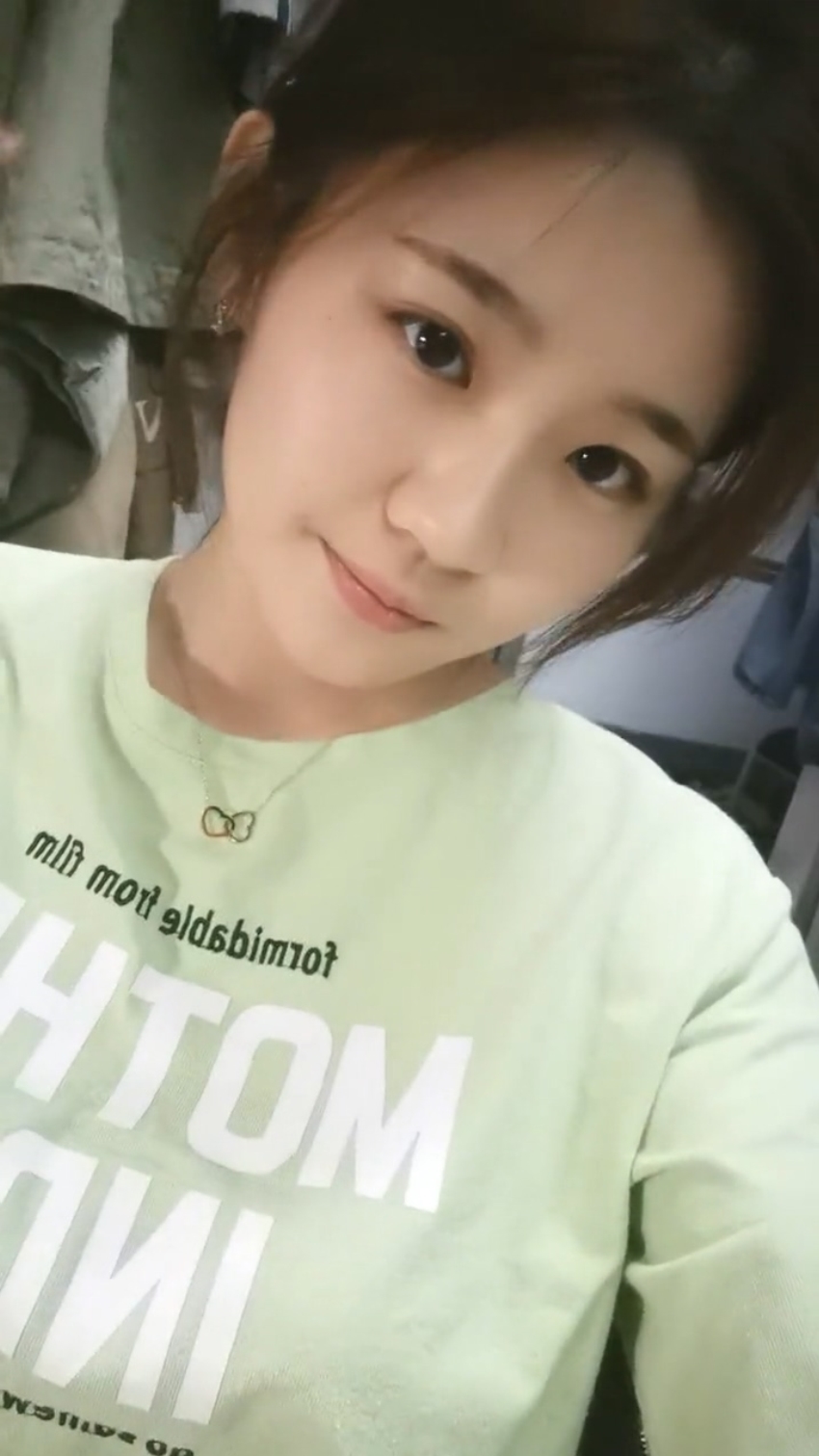 这个网传的“一眼万年”的绿衣服女孩抖音号找到了