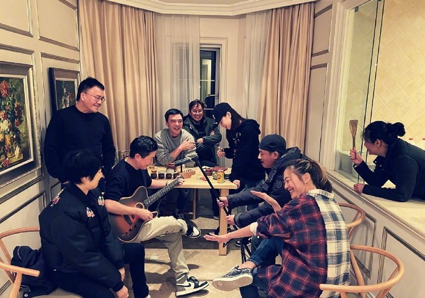 陳小春夫婦好友聚會，鐘鎮濤譚詠麟同框，佘詩曼素顏出鏡讓人意外