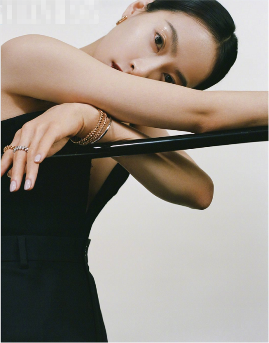 宋茜现在真是时尚一姐，把“内衬”当礼服，看