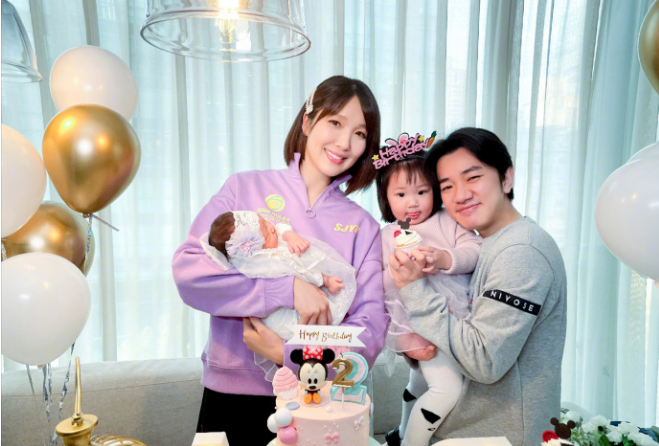 王祖蓝晒全家福，女儿“蒜头鼻”成亮点，网友：可惜了妈妈的颜值