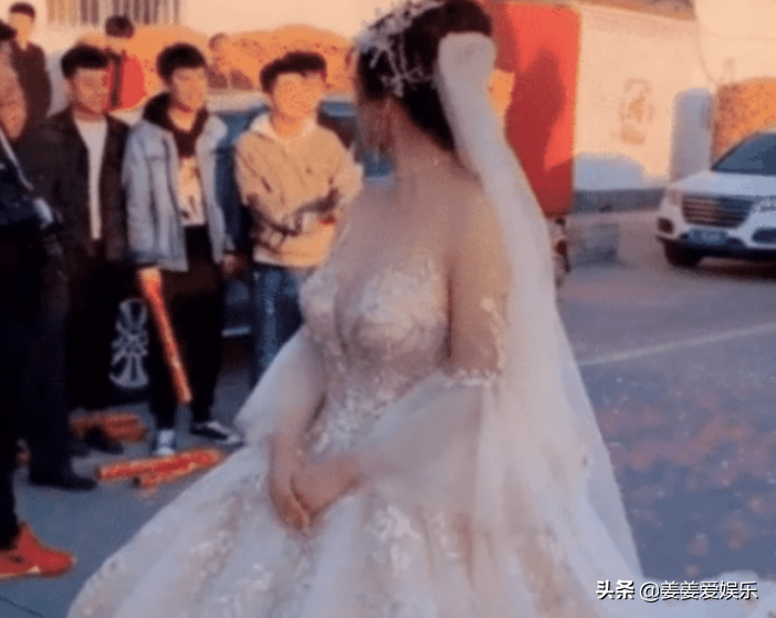 某音“最洋气新娘”火了，穿“无痕暗纹婚纱”