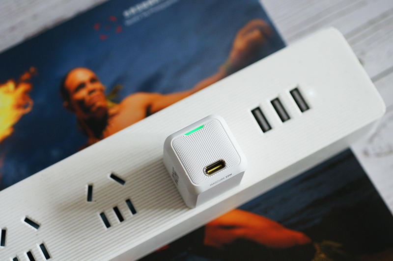 小體積，大能量：Aohi magcube 20W充電器體驗(yàn)