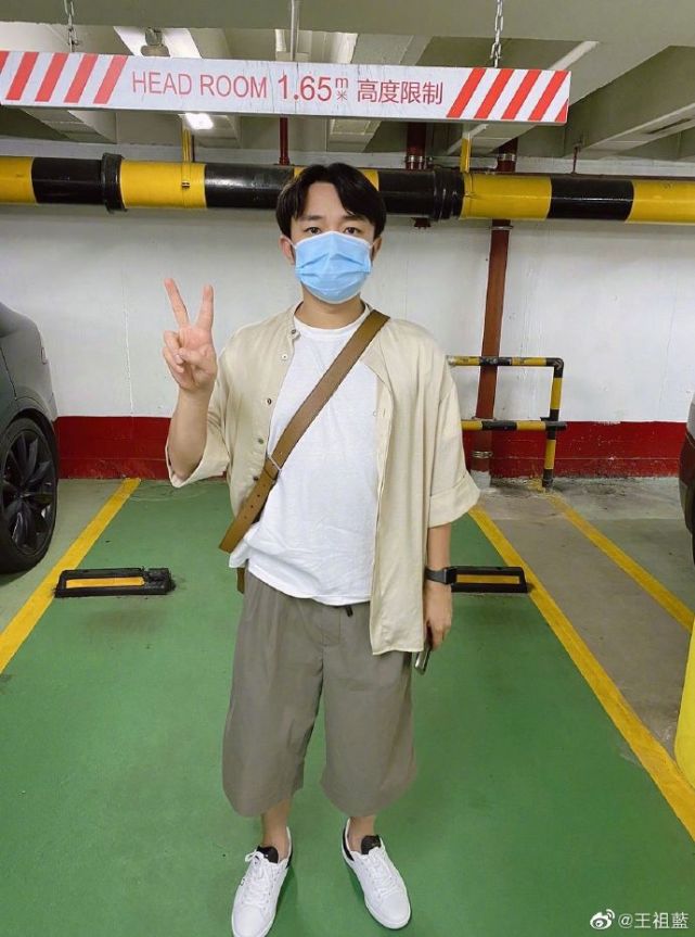 王祖蓝离家34天格外想家，抱李亚男人形牌舍不得撒手，表情可爱
