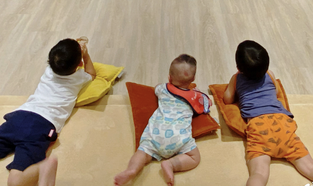 胡杏儿参加中秋晚会数月未回家，3个儿子看直播支持妈妈画面温馨