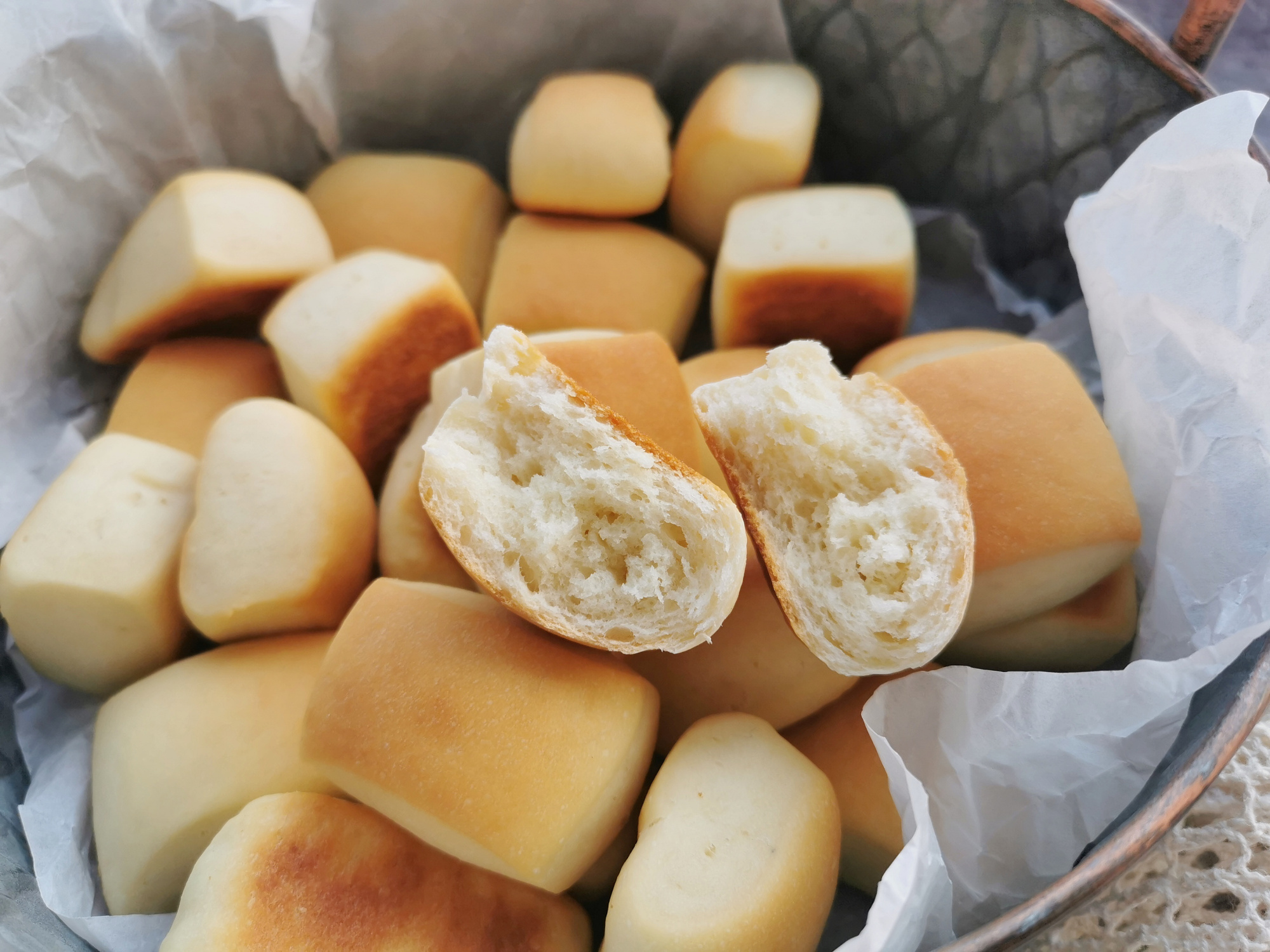 家裡有牛奶的，試試這道牛乳小麵包，做法簡單，一次發酵就能成功