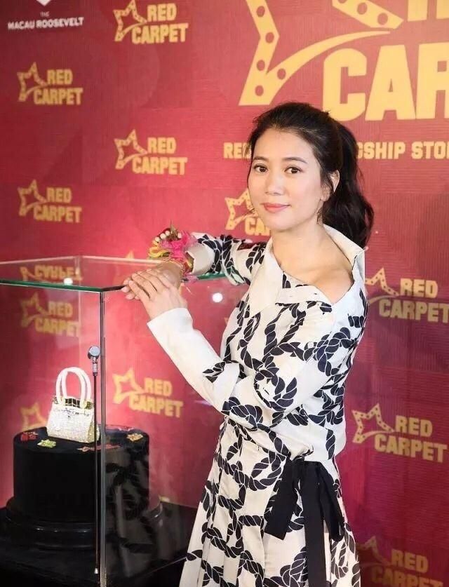 48岁袁咏仪亮相活动，露肩裙配高马尾气质减龄，未修图美得好真实