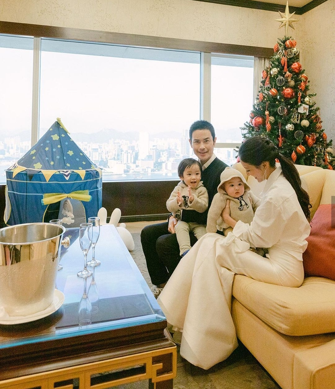 郑嘉颖次子满一周岁，陈凯琳晒照为其庆生，弟弟和哥哥像双胞胎