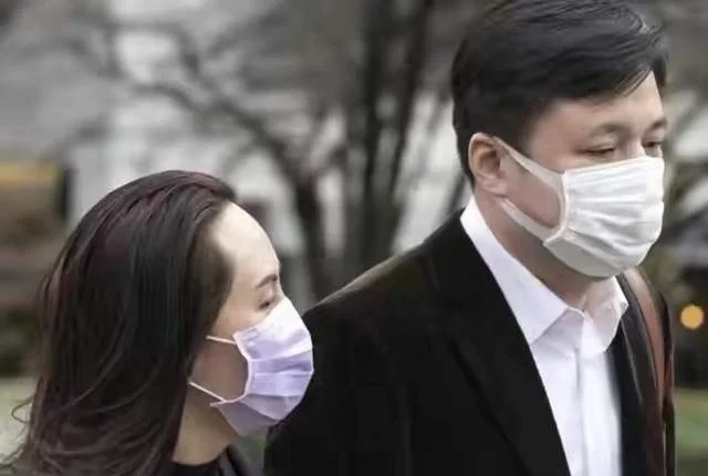 孟晚舟罕见与老公现身秀恩爱!孟晚舟穿黑衣好温柔,刘晓棕太帅气