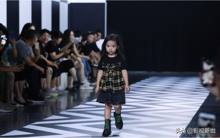 Dong Xuan takes child to enjoy spring! 4 years old of small dimple are planted the tree has a model to have kind, distinctive temperament goes out fully between forehead