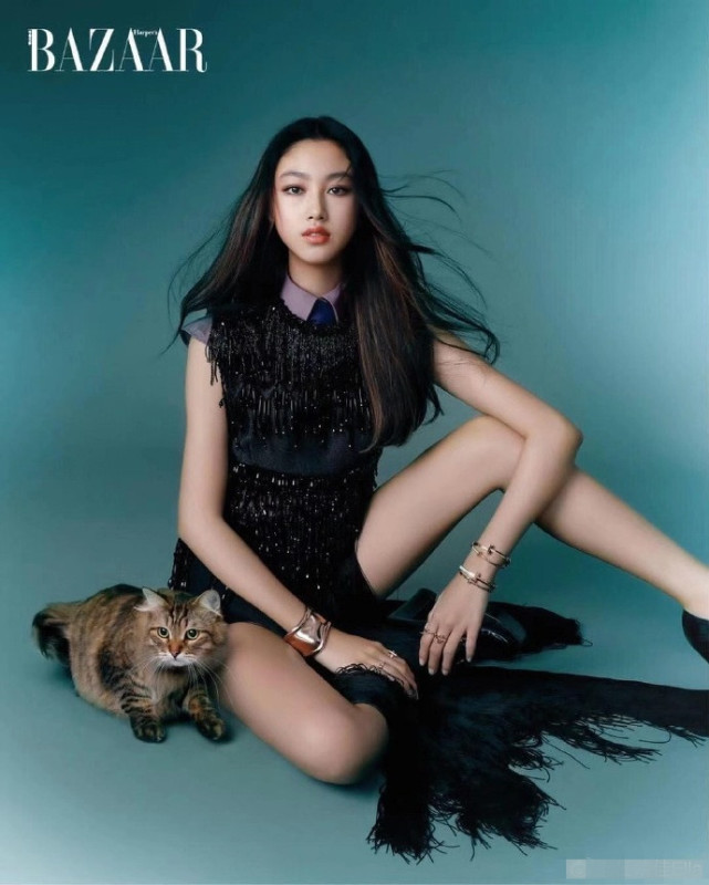 任達華女兒任晴佳考試完開心曬照，穿露臍裝秀細腰，超模腿太逆天