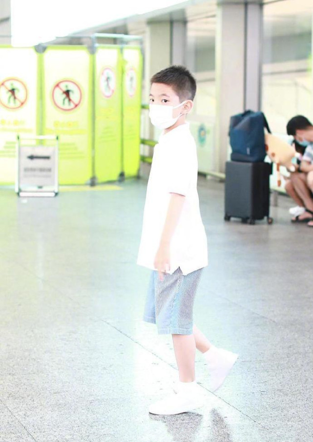 杜江携老婆儿子现身机场，7岁嗯哼暴风抽高，霍思燕被拍成短粗腿