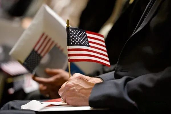 移民局又被告了，入籍费涨8成，让移民可望不可