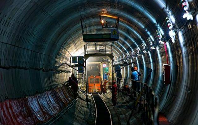 打通喜马拉雅山，将雅鲁藏布江水引入新疆，逆