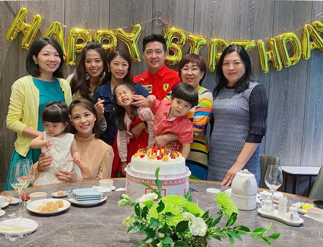 林志颖带娃参加侄子生日派对，双子星调皮可爱，林妈妈和蔼出镜