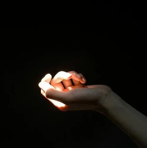 他们用最真挚,最善意的话语,希望能给远方黑暗中的朋友,带来一丝光亮