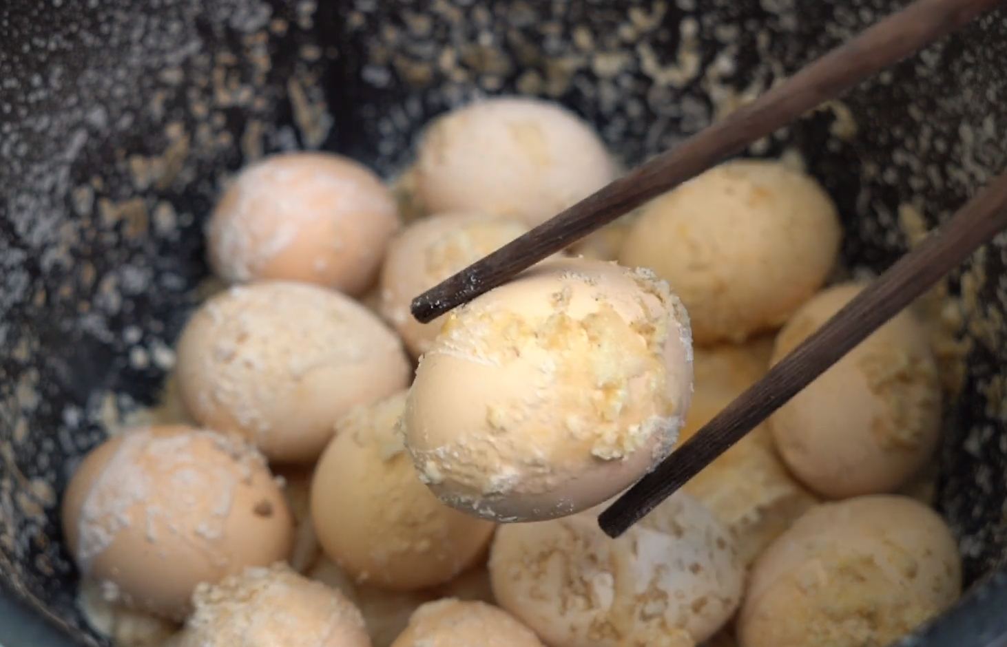 真正懶人鹽焗雞蛋，一個電飯煲就搞定，鹹香入味，比買的還要好吃