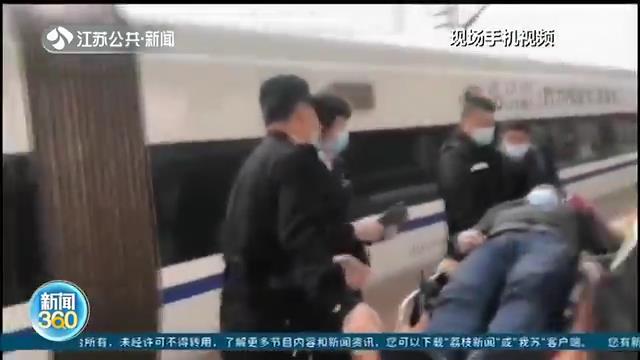患病旅客乘高铁返乡 乘务员全程安排解困，一个细节暖心了
