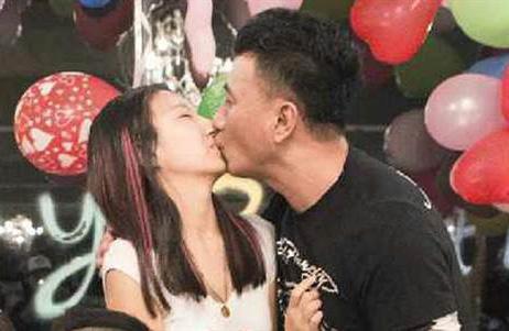 李亚鹏亲吻李嫣大腿惹争议，本尊回应：女儿脚趾头都是臭香臭香的