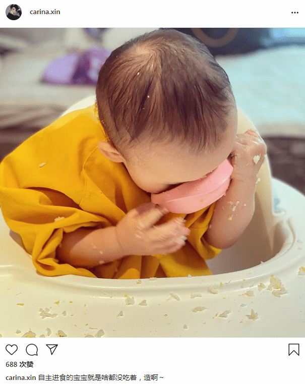 萌出血！林峯老婆晒女儿萌态，不满1岁小公主自己吃饭糊满全身