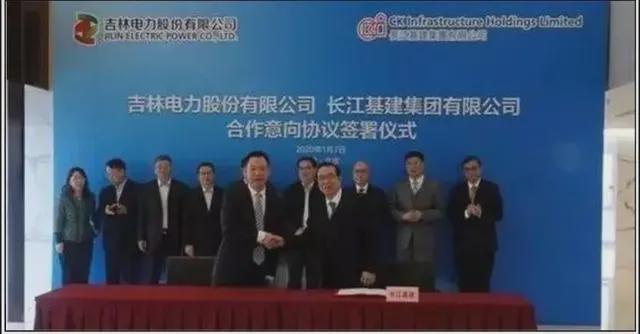 李嘉诚又回来了！套现超2500亿、买下半个英国跑路后，嗅到了什么