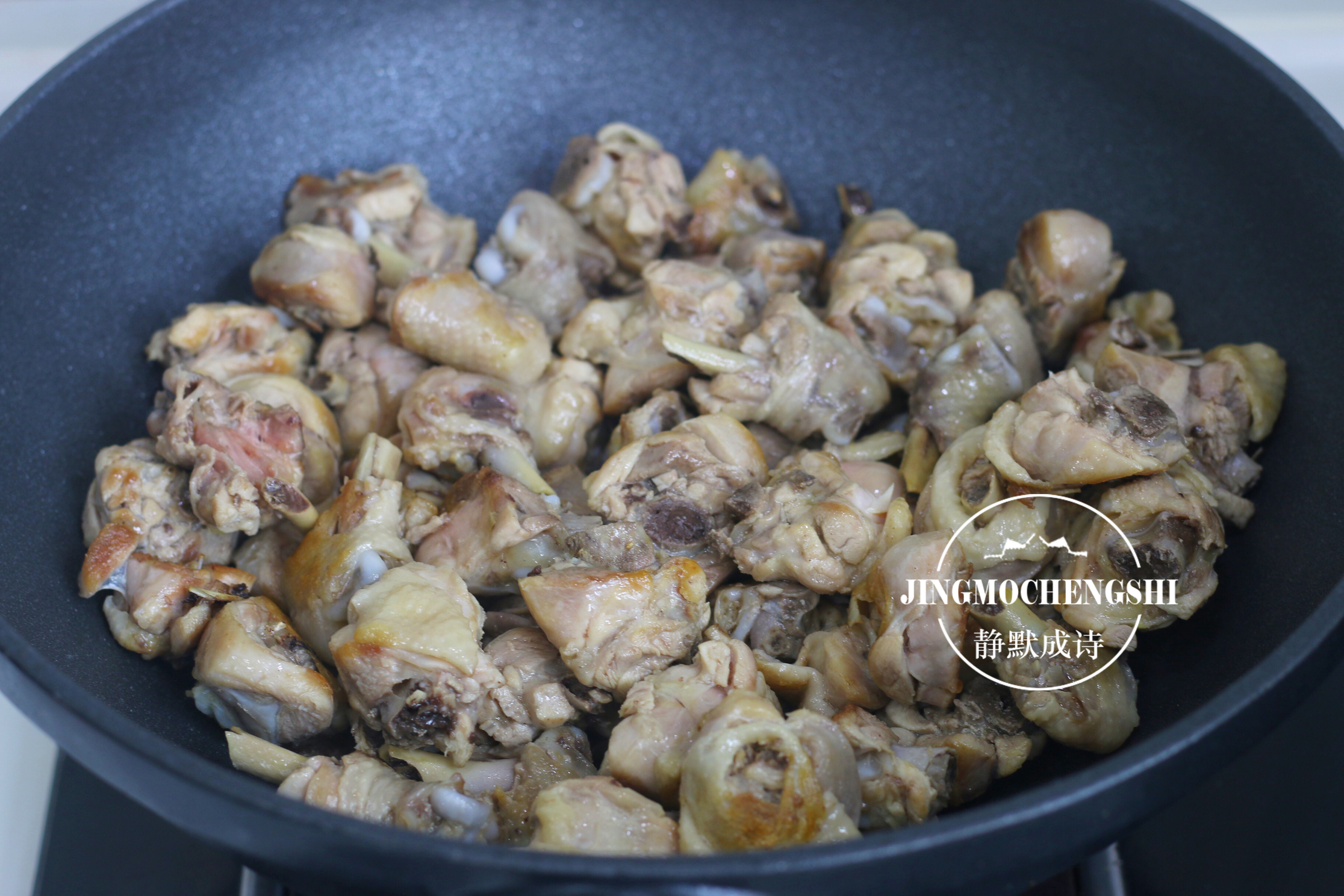 鸡腿和它是绝配，像我这样烧上1锅，好吃又解馋，你也来1勺？