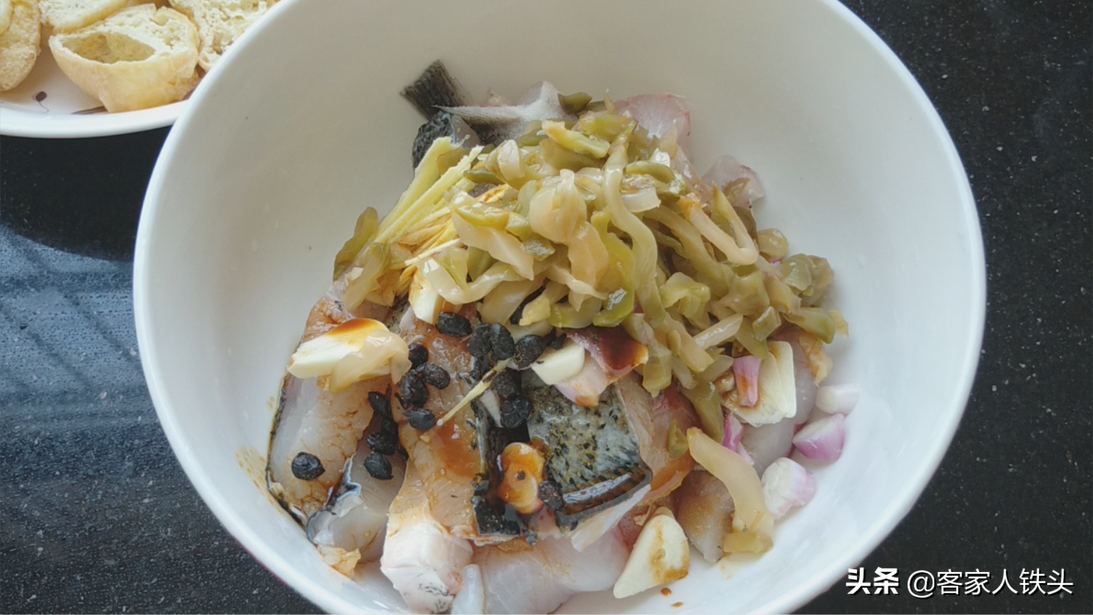 油豆腐加1块鱼腩，教你一个懒人又好吃做法，嫩滑味美没一点腥味