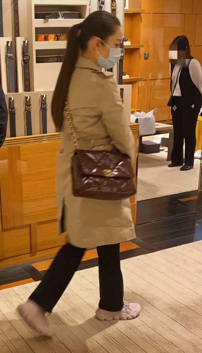 吉娜挺6个月孕肚独自逛街，衣着朴素似路人，个头娇小背大包惹眼