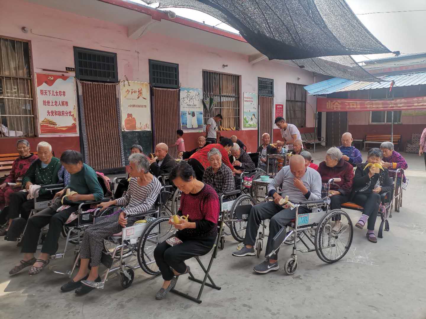 家天下宾馆到温馨养老院开展“关爱老人，情暖中秋”慰问活动