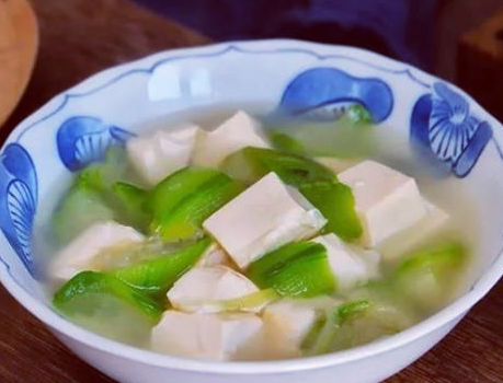 丝瓜烧豆腐的做法： 营养美味成本低