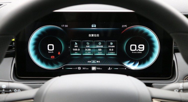 全系配备12.3英寸仪表盘，动力更强，全新荣威RX5 PLUS上市