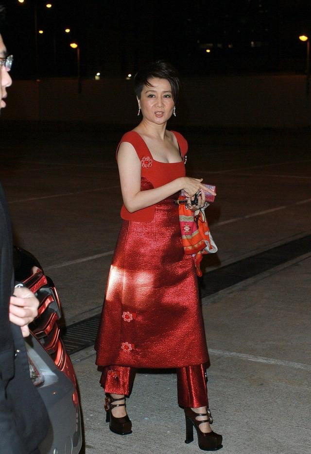 赌王四太梁安琪60岁还有料！穿红裙侧身看像“过