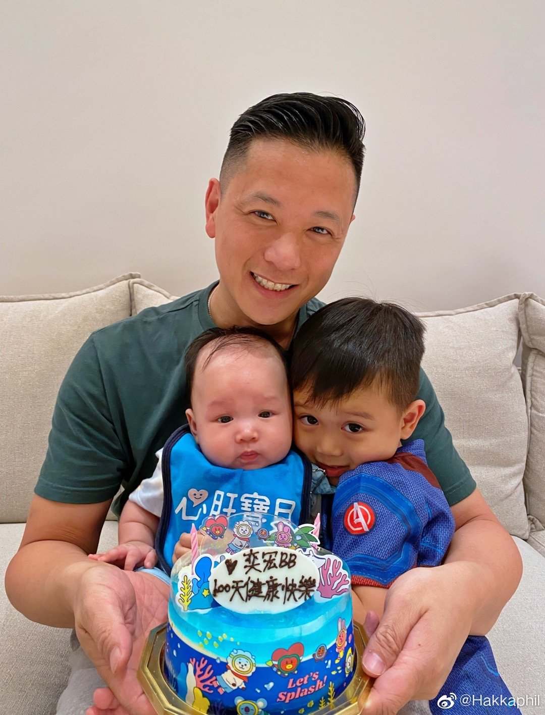 幸福感满满！胡杏儿疑似带二子回家团聚，老公开心晒亲子装