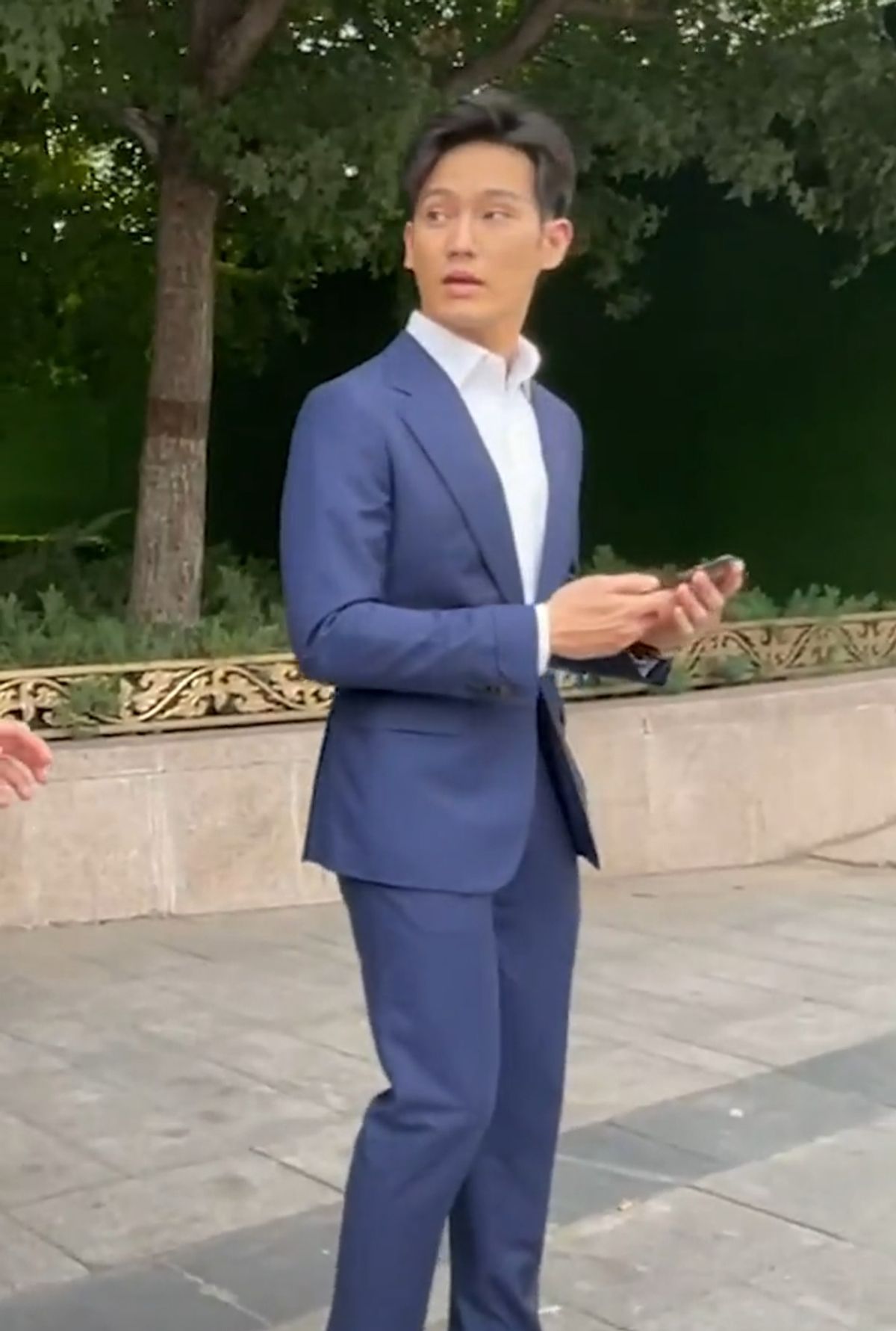 赵雅芝小儿子现身街头，颜值高获美女围观合影，还邀请网红回家玩