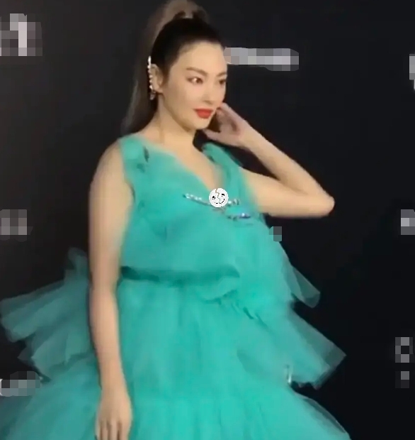 红毯女神张雨绮出席活动翻车？松糕长裙造型雷人，网友：像圣诞树