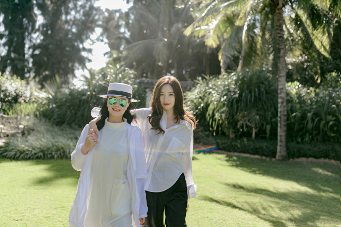 沈梦辰晒全家福，一家穿亲子装画面温馨，辰爸