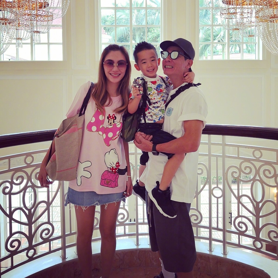 陳小春曬創意海報與應采兒慶結婚十週年，夫妻差16歲但幸福至今