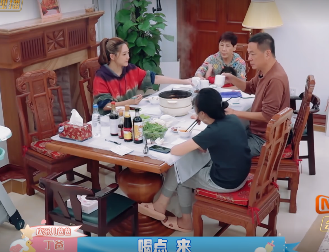7歲jasper改大名了，陳小春岳母主動抱二寶，讓保姆先吃飯