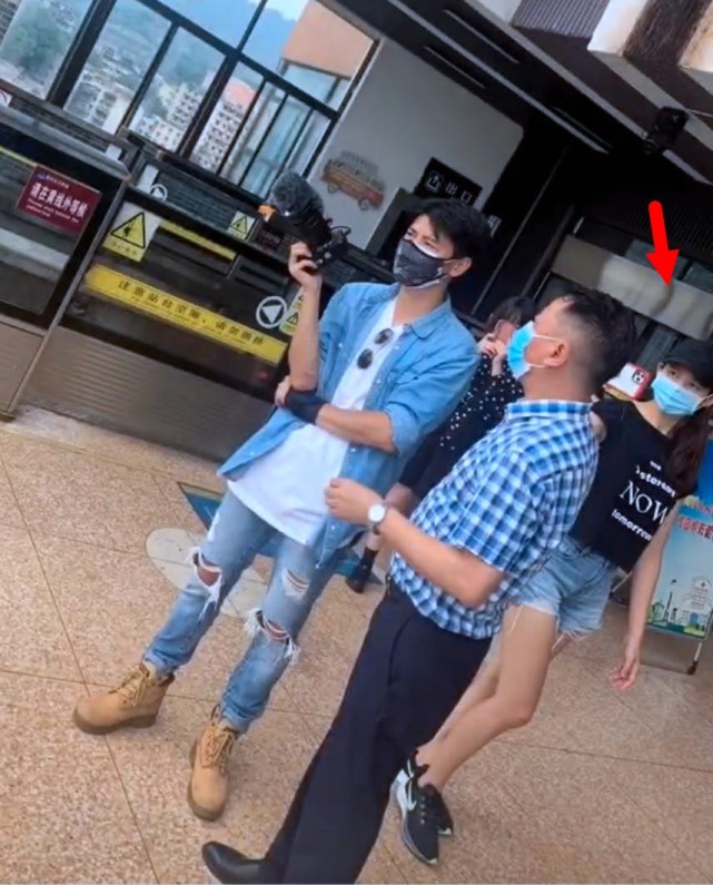 太甜蜜！蔡少芬张晋游重庆长江索道，被人群包围依旧镇定拥抱合影