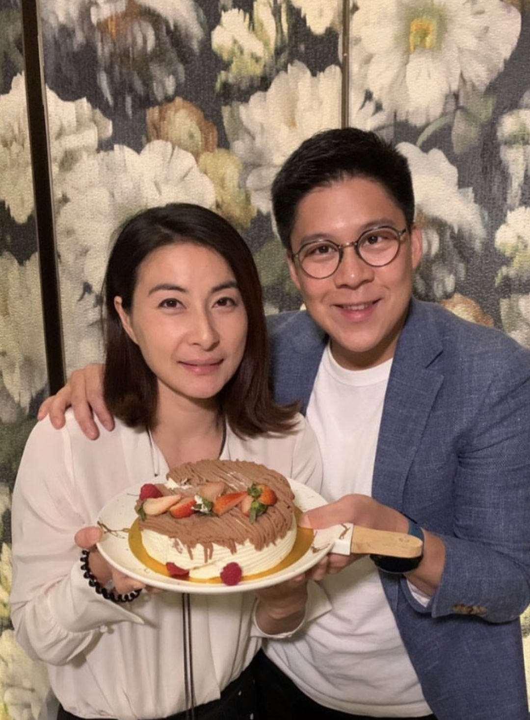 42岁霍启刚晒全家福庆生，携妻儿骑单车并表白：有你们便足够