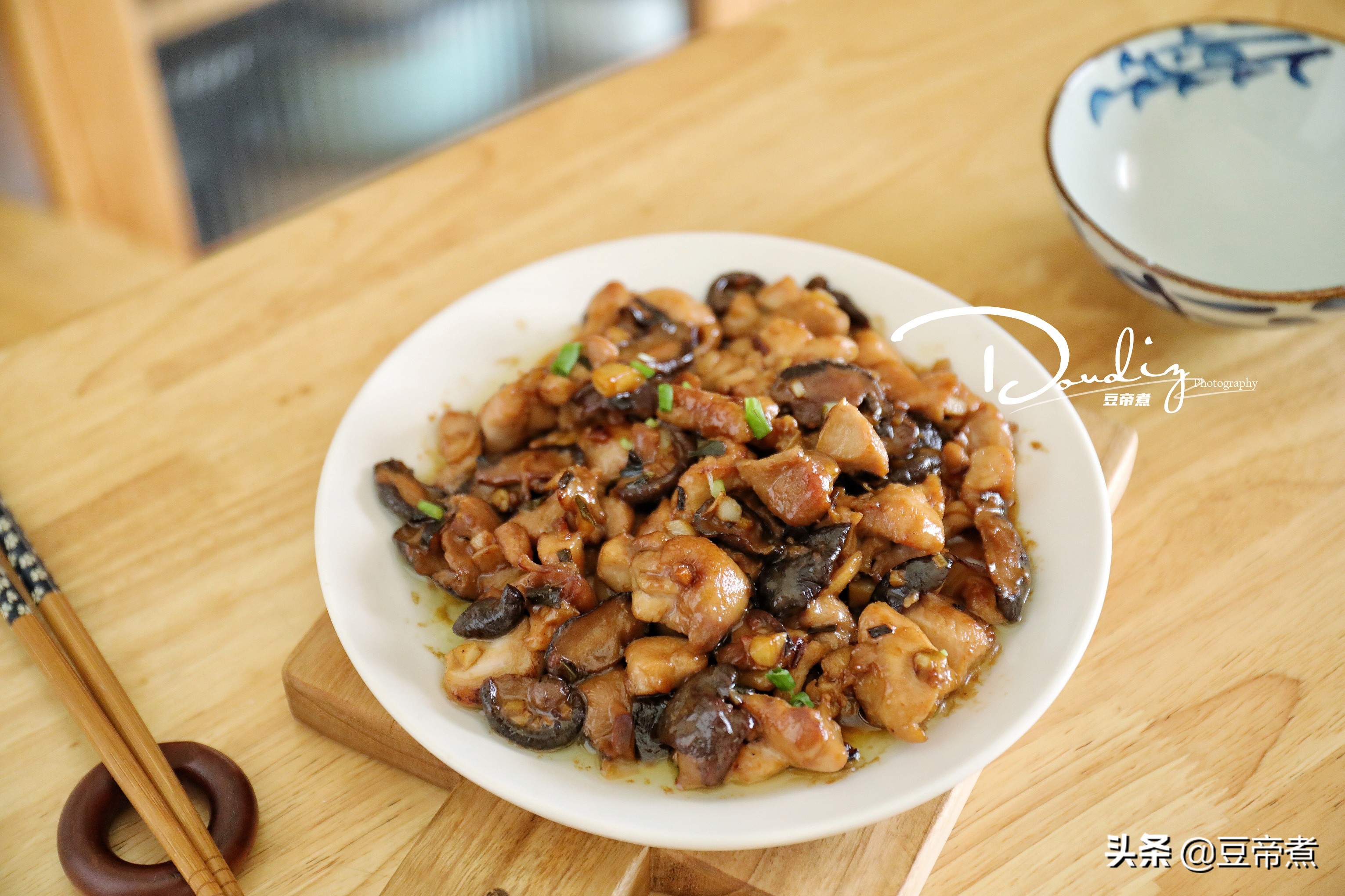 鸡腿新吃法味道香肉质嫩，怎么吃也不腻，我家孩子三天两头就馋