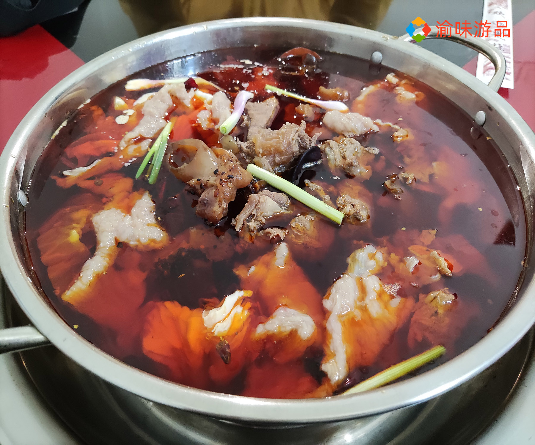 藏在重庆双碑老社区的牛肉火锅，水晶牛肉一绝，食客趋之若鹜